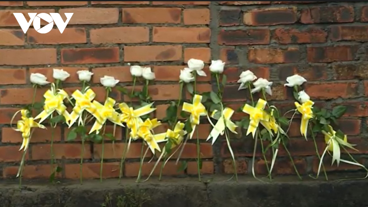 Người dân đặt hoa hồng trắng trước Bệnh viện Quân y 268 tưởng niệm 13 liệt sỹ